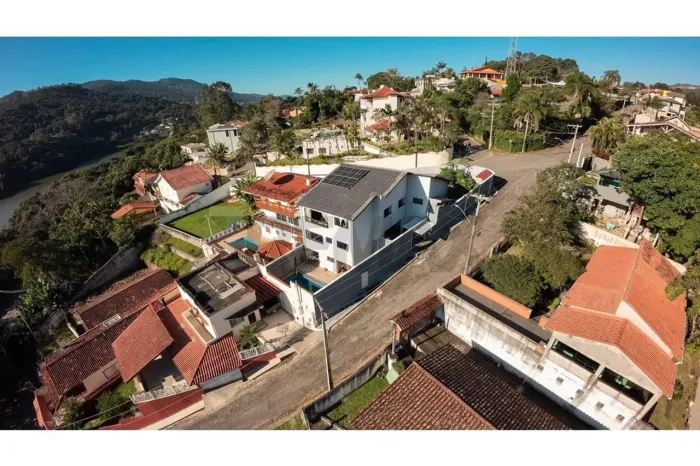 Residência Alto Padrão com Vista para Lago, Energia Solar e Área de Lazer Completa em Mair
