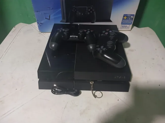 Playstation 4 + 2 controles