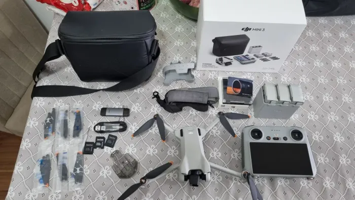 DJI Mini 3 Fly More Combo (Controle c/ Tela) + Kit Freewell + 128GB - Impecável!