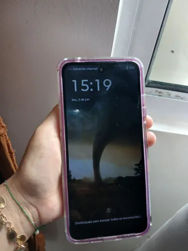 Celular Motorola com tela avariada