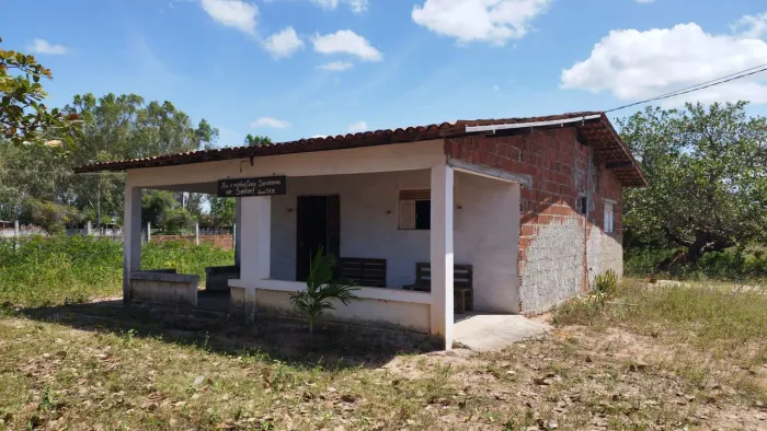 Vende-se uma granja em Extremoz menino 40 de frente por 100 de fundos 