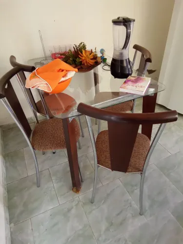 Mesa  com 4 cadeiras