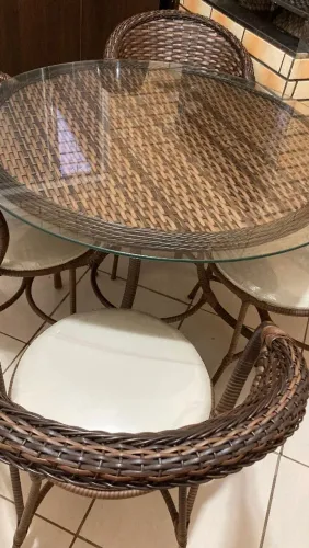 Mesa com 4 cadeiras, fibra sintética e tampo de vidro