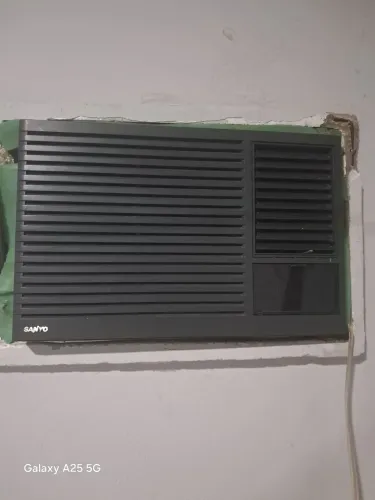 Ar condicionado janela quebrado. 