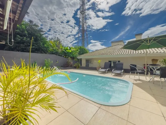 Casa com piscina e 5 quartos próximo à UFSC, em Florianópolis/SC.