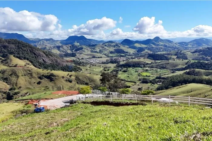 "Encantadora Chácara à Venda em Piranguçu, MG"