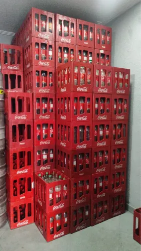 Engradado / caixa de coca cola retornável com cascos vazios