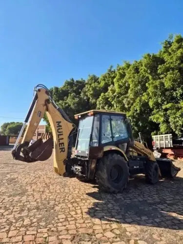 Restro-escavadeira Muller MR