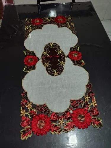 Caminho de mesa organza bordada