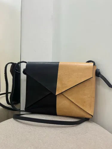 Bolsa couro estilo carteiro bicolor