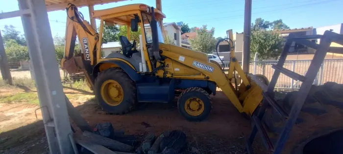 Retroescavadeira 4x4 Randon rk 406B