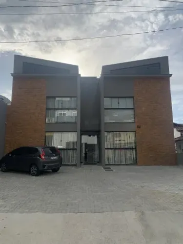 Studio com mezanino semi mobiliado na Trindade
