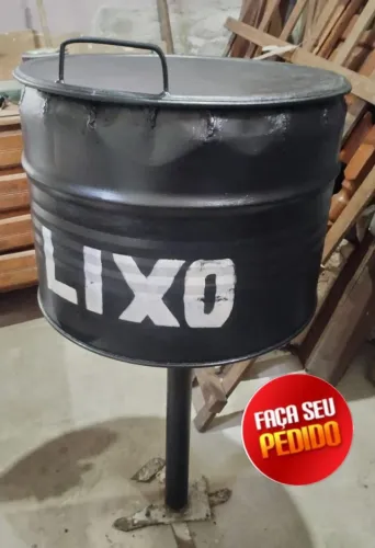 Lixeira grande de ferro