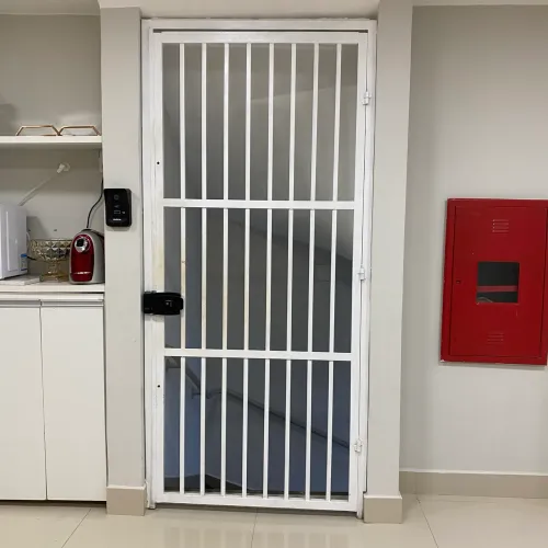 Porta de ferro com fechadura normal e duas fechaduras tetras