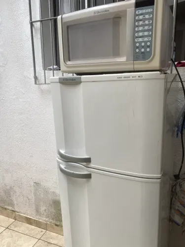 Geladeira e microondas usados
