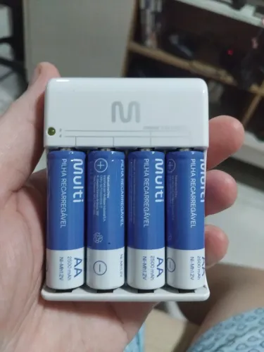 Carregador com 4 pilhas Multi AA/AAA bivolt