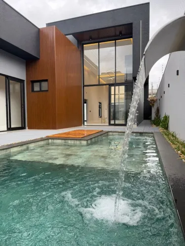 Casa com 04 suítes e piscina no Tropical