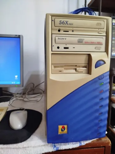 CPU Antiga Pentium III 366Mhz, 56Mb Ram, 8Gb HD, Windows XP, teclado e mouse - funcionando