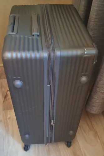 Vendo mala de viagem de28 kg, nova nunca usada. Valor: 200,00