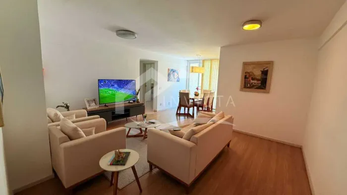 Semi-luxuoso e impecável, este apartamento de 92m² oferece um ambiente acolhedor e sofisti