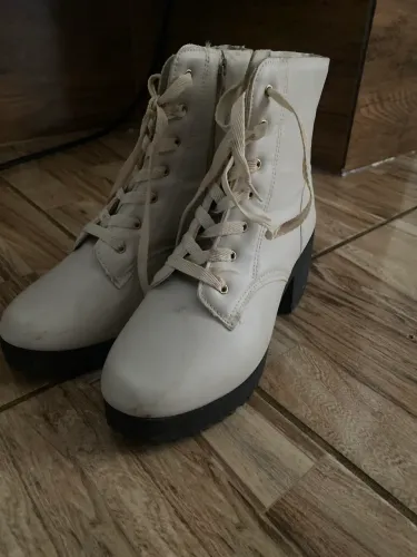 Bota coturno branca número 38 Feminina. Usada apenas uma vez 