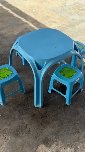Mesa infantil com banquinho