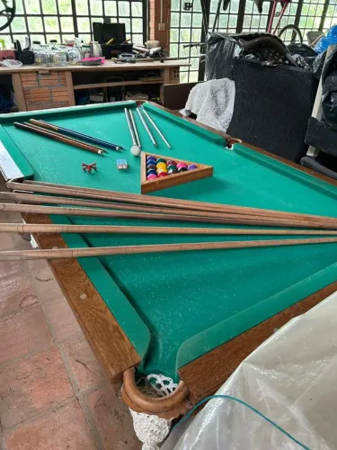 Mesa de Bilhar/Sinuca em madeira, lastro de pedra ardósia, medidas 2,25 m x 1,26 cm, 