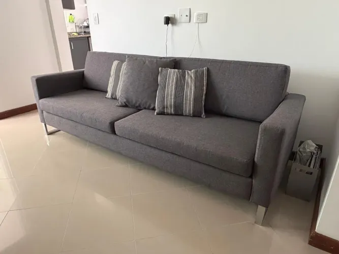 Sofá em Tecido Cinza - 4 Lugares - 2,40m - super conservado e confortável