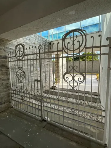 Portão de ferro puro antigo