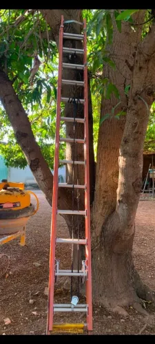 VENDO ESCADA PROFESSIONAL NUNCA USADA , VALE A PENA CONFERIR VOCE QUE TRABALAHA NA AREA
