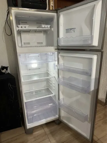 Geladeira Electrolux TF39S Frost Free 310L Inox (127V) - Impecável!