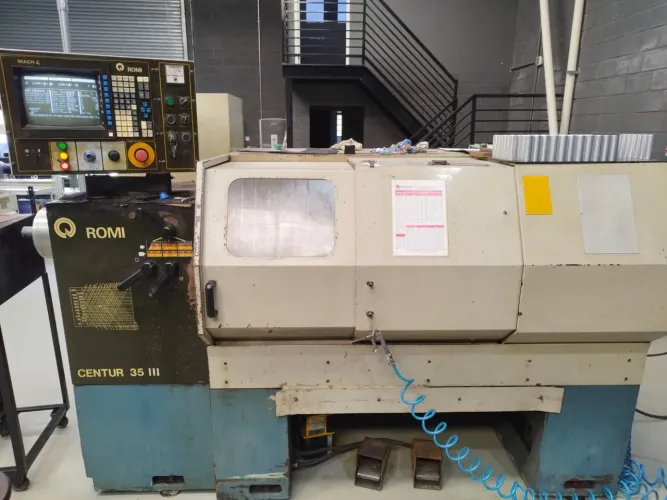 Torno CNC ROMI Mach 4 - Equipamento de alta precisão