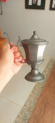 Peça antiga de estanho