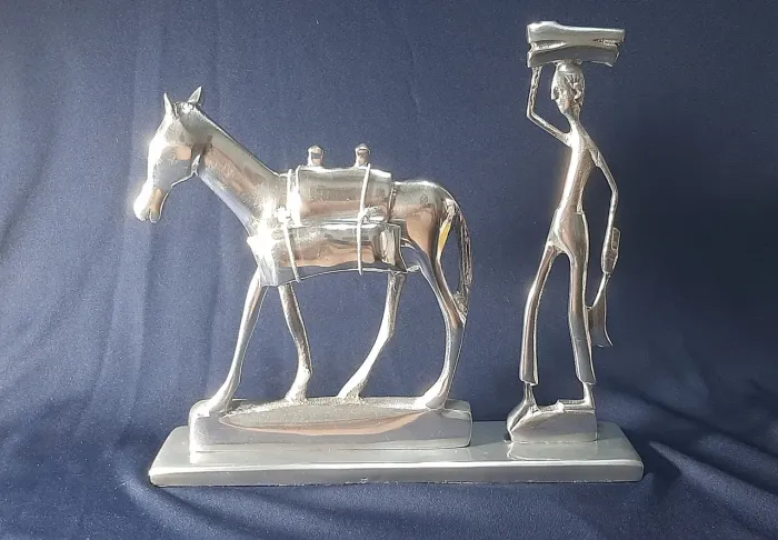 Artesanato luxo, escultura agricultor com seu burrinho em alumínio 