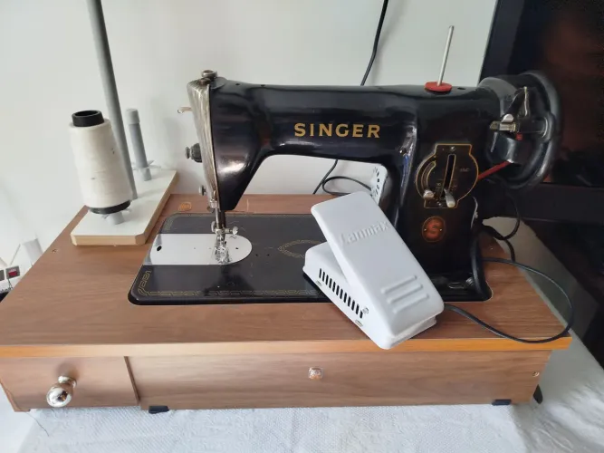 Máquina de costura Singer Completa, com mesa