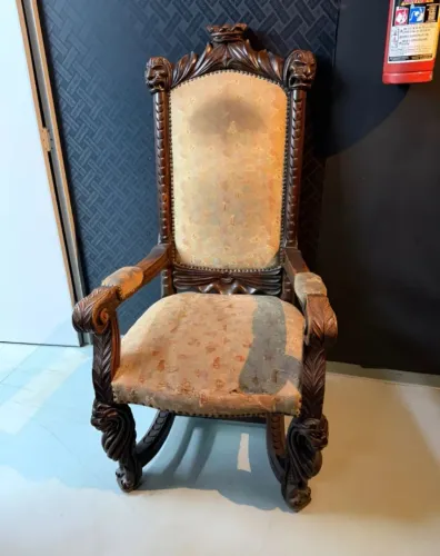 Cadeira antiga, aceito proposta 