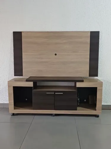 Rack com painel muito conservado