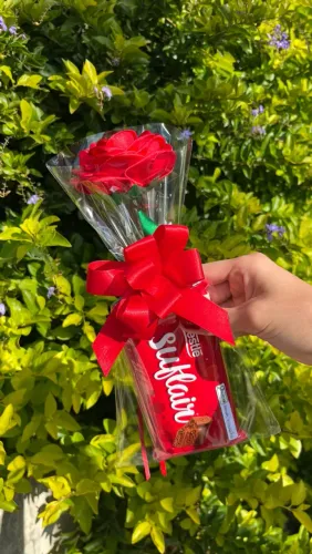 Rosa de cetim +  barra de chocolate 