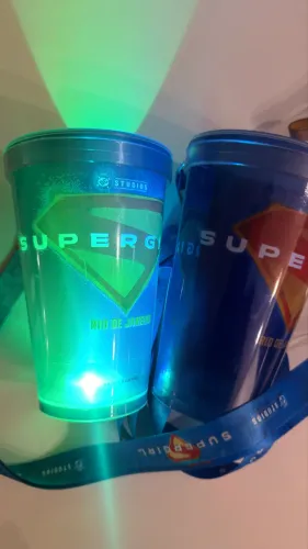 COPO OFICIAL DE SUPERGIRL EXCLUSIVO DO FAN EVENT COM LED E ACOMPANHA TIRANTE