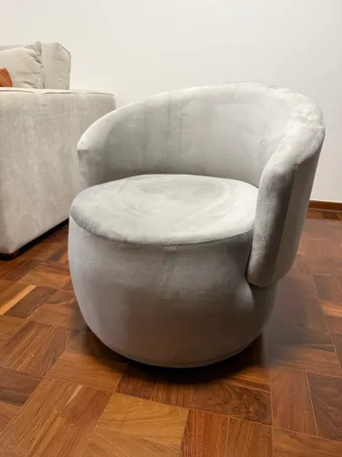 Poltrona Beatriz Giratória de Veludo Bege
