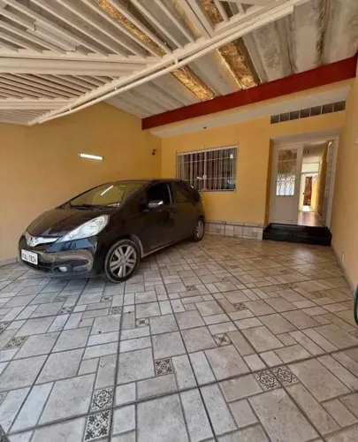 Casa em casa amarela