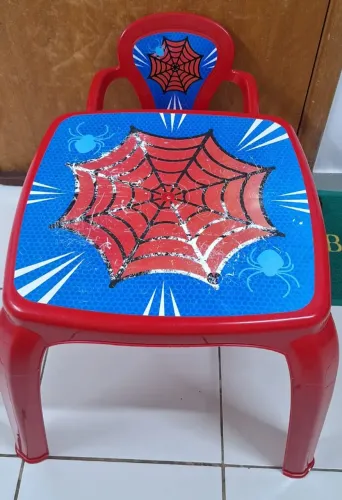 Mesa com cadeira homem aranha
