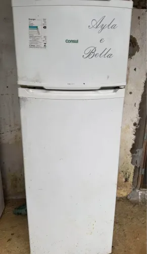 Geladeira cônsul gela só a parte de baixo