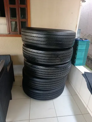 Vendo pneus recapados 295/80R22.5