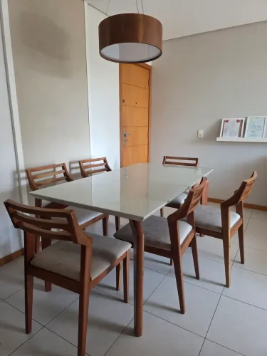 Mesa retangular com pé de madeira e tampão de vidro