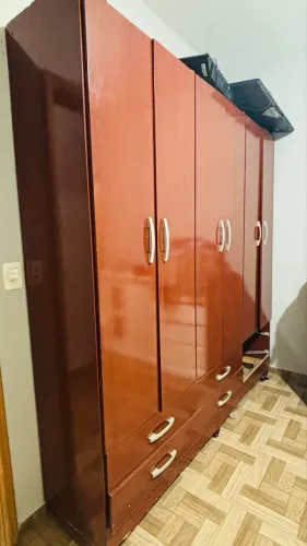 guarda roupa de casal na cor mogno