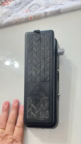 Pedal Wah-Wah Behringer Hell-Babe HB01