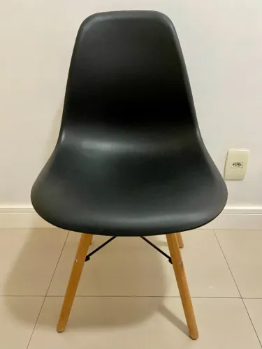 Cadeira Eames Base de Madeira Preto