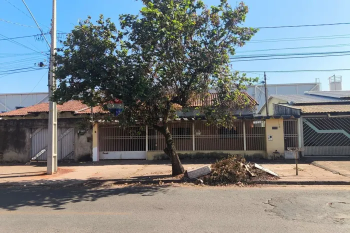 Vendo casa térrea na Vila Anchieta próximo a Vila Canaã, Uni goiás, Sagrada Família: 3 Qua