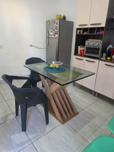 Mesa de jantar com tampo de vidro e base em madeira